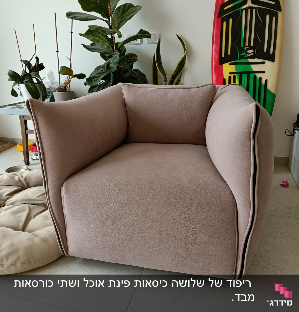  ריפוד של שלושה כיסאות פינת אוכל ושתי כורסאות מבד. 